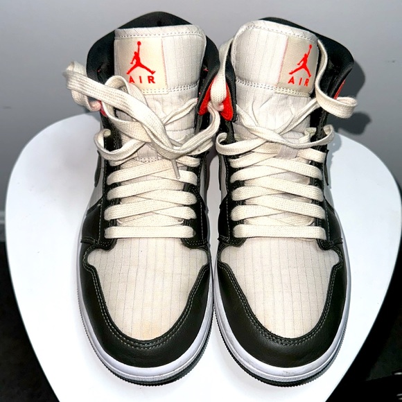 Nike 2021 Women’s  Air Jordan 1 Mid SE 'Newsprint' - Picture 3 of 7
